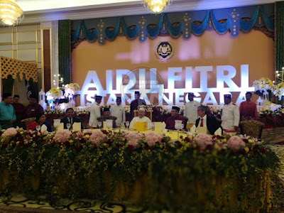 Sultan Muhammad V berangkat ke Majlis Ramah Mesra bersama dif-dif kenamaan utama, duta-duta asing, & kerabat di Istana Negara