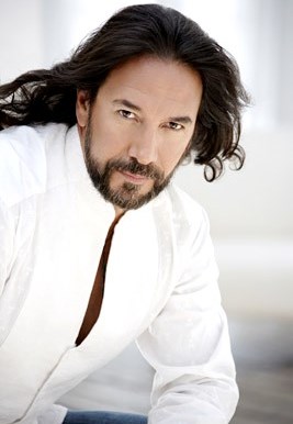 Foto de Marco Antonio Solis de blanco