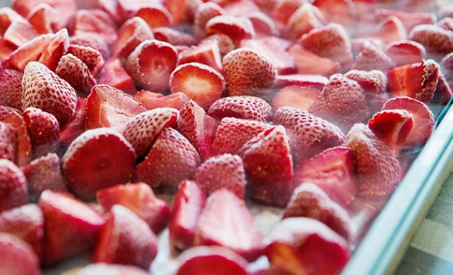 How to Freeze Fresh Strawberries Without Sugar and Sweeteners