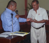 El Alcalde Edy Acosta entrega una placa de homenaje al Comandante de Bomberos Roberto Nuñez