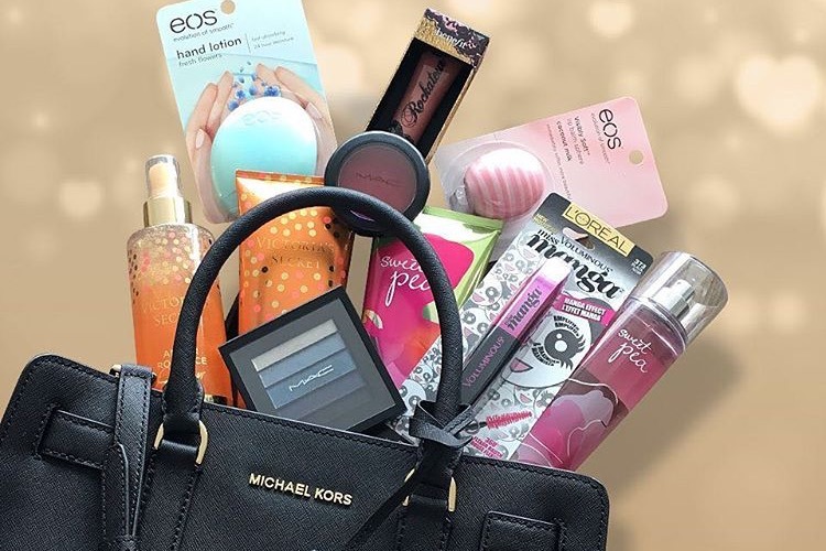 Giveaway! Bolsa Michael Kors llena de productos de belleza