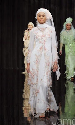 baju muslim pengantin modern, dress pengantin muslimah modern, contoh model baju pengantin muslimah modern, gambar gaun pengantin modern elegan, Foto gaun pengantin wanita muslimah, baju pengantin muslimah 2015, baju pengantin muslimah terkini 2015, baju pengantin muslimah syar'i, baju pengantin muslimah modern, baju pengantin muslimah big size, baju pengantin muslim terbaru modern, gaun akad nikah, gaun lamaran muslimah, gaun pernikahan islami, gaun pengantin syar'i, gaun tunangan, gaun pesta muslimah, baju menikah syar'i, Kumpulan Foto Contoh Desain Gaun Pengantin Muslimah Elegan,  Busana Baju Untuk Resepsi Pernikahan Terbaru