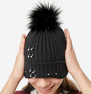 https://www.stradivarius.com/fr/femme/nouveau/bonnet-knit-piercings-c1390561p300365281.html?colorId=001