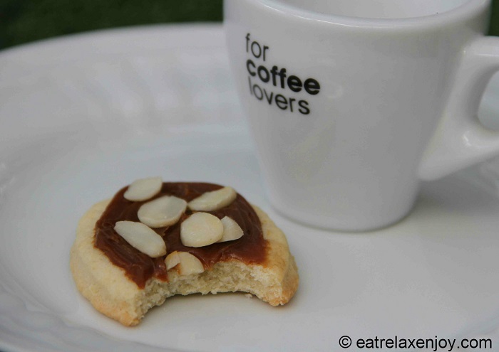 http://food.eatrelaxenjoy.com/2015/07/almond-dulce-de-leche-cookies.html