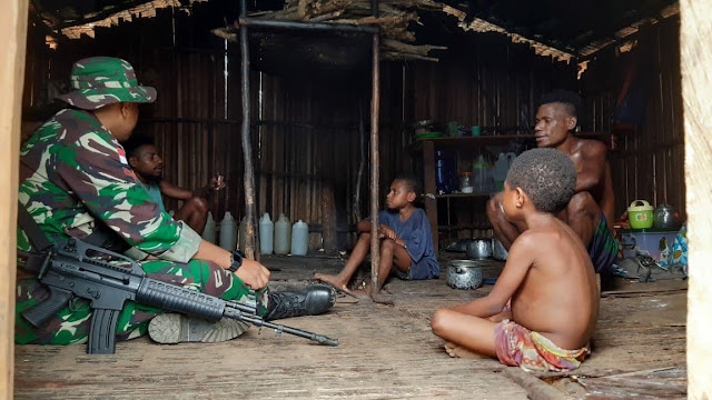 Satgas Pamtas Yonif 403/WP Berikan Pelayanan Kesehatan Door To Door di Kampung Tatakra Keerom