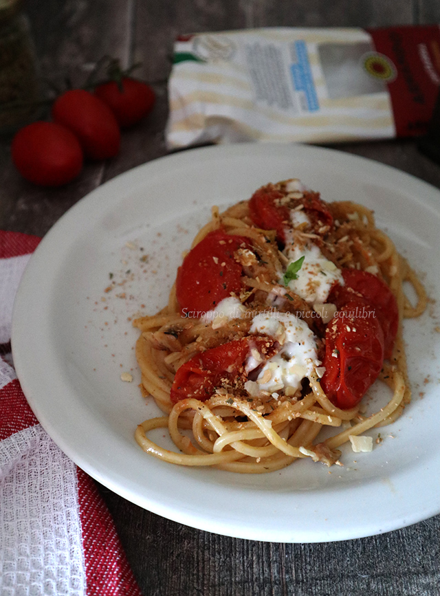 Spaghetti alla chitarra con pomodorini, sardine in olio piccante, burrata di bufala e condimento aromatico