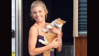 Foto AnnaLynne McCord dengan seekor kucing berbulu putih-oranye