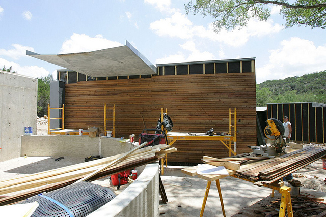 Casa transforma água da chuva em cascata