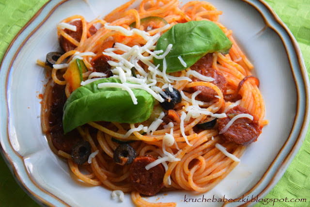 Spaghetti z sosem pomidorowym, chorizo, oliwką, cukinią i suszonym pomidorem 