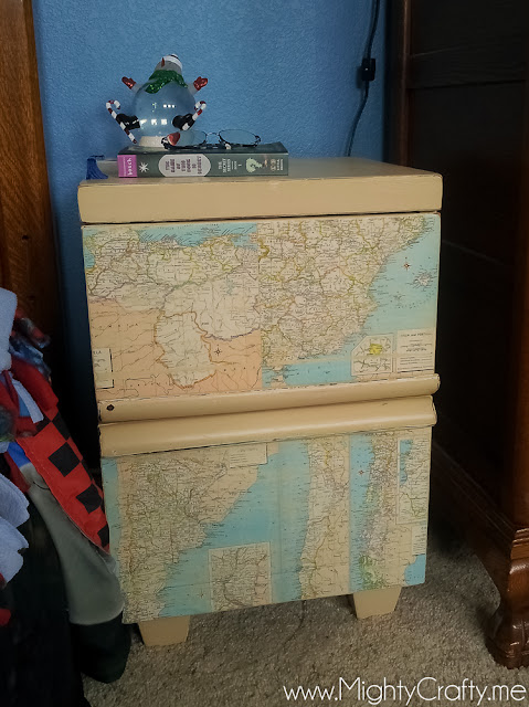 Boys room decorated with maps and globes from www.MightyCrafty.me