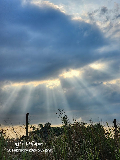 sinaran krepuskular (crepuscular ray)