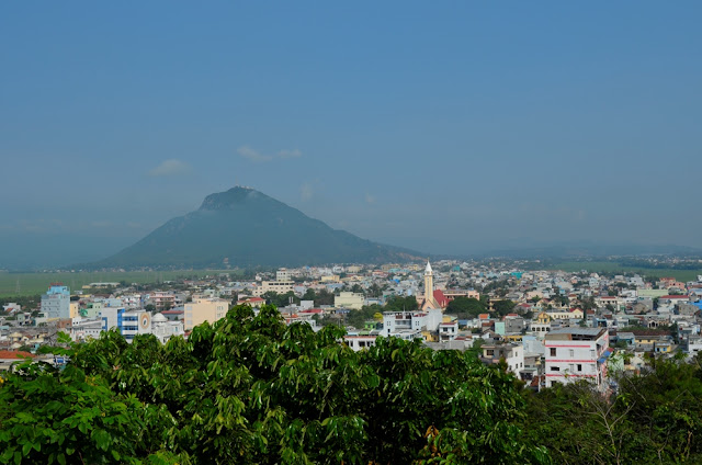 Núi Chóp Chài  (cao 4000m) nhìn từ xa như kim tự tháp.