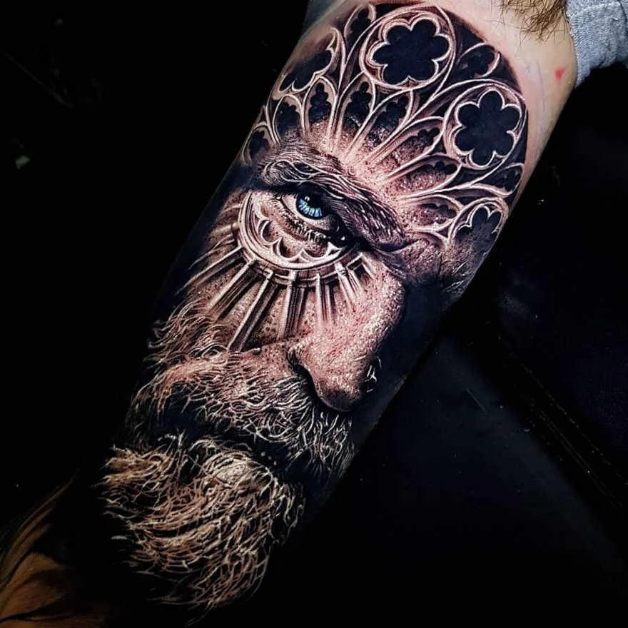 Foto de un tatuaje de anciano vikingo con ojos azules