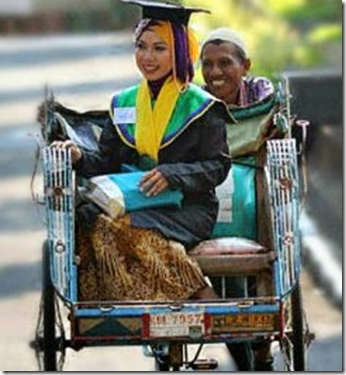 Anak Tukang Beca Menjadi Wisudawan Terbaik01