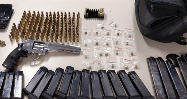 PETO de Feira de Santana apreende revólver 357, munições e drogas com traficante