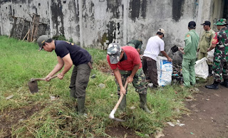 Tumbuhkan Kesadaran Warga Masyarakat Dalam Menjaga Kebersihan dan Tidak Buang Sampah Sembarangan, Satgas Citarum Sektor 6 di Sub 3 Ajak Para Siswa dan Siswi  SMA KP 1 Ciparay  Kerja Bakti Bersihkan Sampah