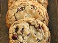 THE BEST CHEWY GLUTEN-FREE CHOCOLATE CHIP COOKIES