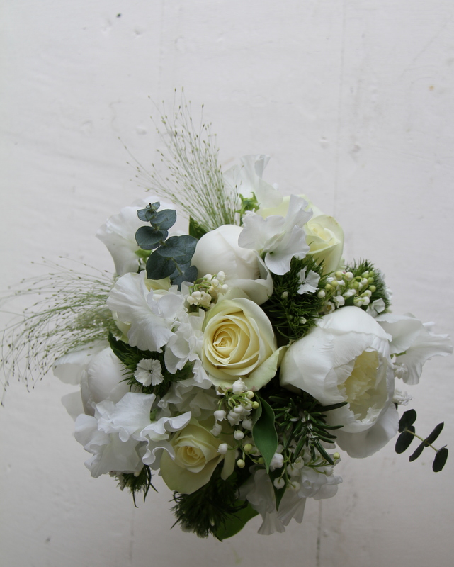 I love the elegant simplicity of this exquisite bridal bouquet 