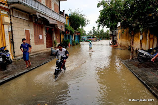 EL CENTRO DE LA CIUDAD DE HOI AN, VIETNAM SIEMPRE SE INUNDA EN EPOCA DE LLUVIAS