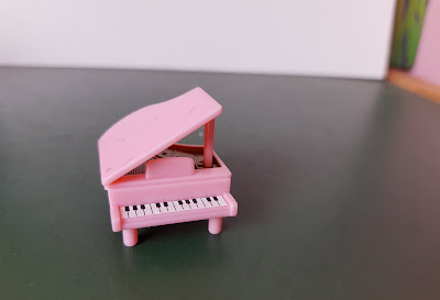 Sylvanian Families, Miniatura Piano de cauda rosa  3,3cm de comprimento ; 4cm de frente para trás ; 3,5cm de altura do chão a extremidade da tampa aberta  R$ 15,00