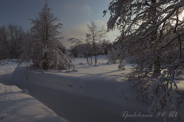 Речка Серебрянка на заснеженных лугах