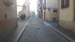 Ruta Castellera, El Vendrell a La Bisbal, carrer Santa Anna i estàtua d'una parella en la festa del pa beneït a El Vendrell