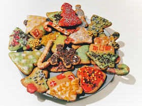 na zdjęciu talerz z udekorowanymi kolorowymi piernikami świątecznymi