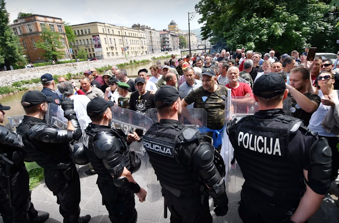 FOTO&VIDEO: "Zaboravljeni branitelji" otjerali Vladu "pravednika" od Širokog, spasila ga policija od ubacivanja u Miljacku