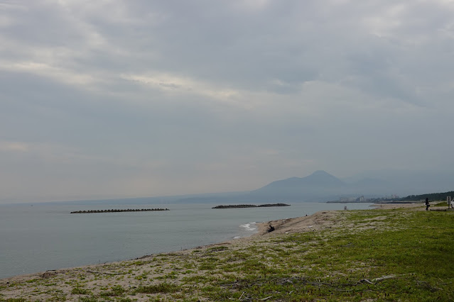 鳥取県米子市河崎　砂浜　孝霊山の眺望