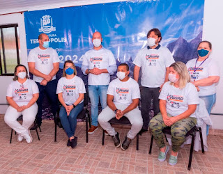 Prefeito Vinicius Claussen (ao centro), vice Dr. Ari, Antonio Vasconcellos, sec. de Saúde, Drª Edneia Martuchelli, subsec. de Saúde, e os 4 profissionais de saúde escolhidos para serem vacinados no 1º dia da imu