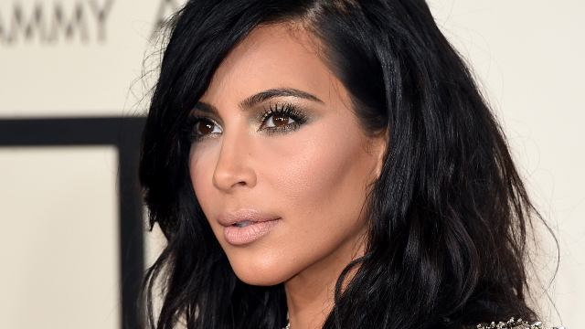 Las reveladoras fotos de Kim Kardashian en plena sesión de maquillaje
