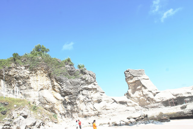 Kalau Ini Tebing Sebelah Timur Pantai Klayar