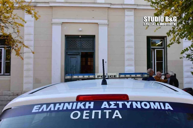 περιπολικό στα δικαστήρια Ναυπλίου