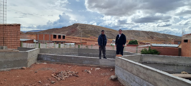 Am Samstagnachmittag besuchten wir Pampa Colorada mit Monsignore Renán Aguilera, Bischof der Diözese Potosí, um die Bauarbeiter der neuen Kirche zu begrüßen.