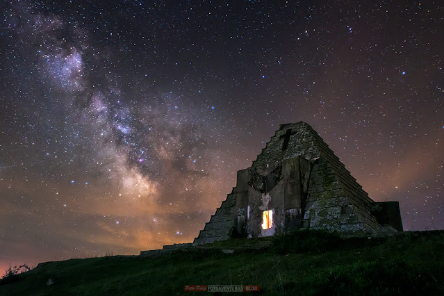 piramide en una noche despejada acompañada por la vía láctea