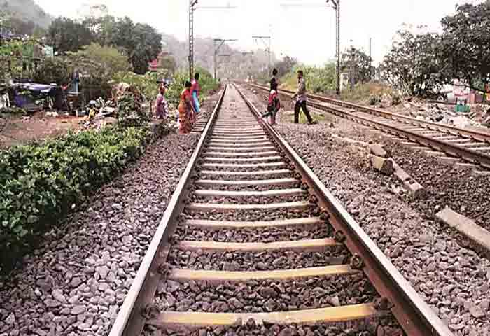 News, Kerala, Kerala-News, Accident-News, Vaikom News, Woman, Railway Track, Train, Injured, Woman fell on railway track while boarding train at Vaikom Road railway station, seriously injured.