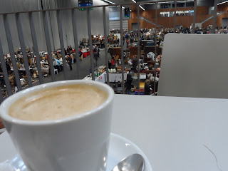 Detalle de una taza de cafe en la cafeteria, al fondo, ell Desembalaje BIlbao