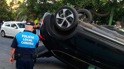 Vuelca un coche en Escaleritas, Las Palmas de Gran Canaria