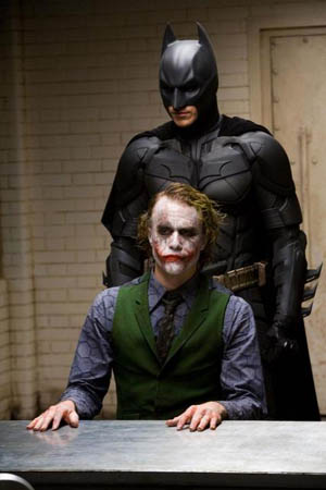 Batman por Christian Bale junto a Guason (Heath Ledger)