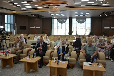 رئيس جامعة دمياط يحضر مناقشة ماجستير حول أثر الشك الإعلاني على نية الشراء بكلية التجارة