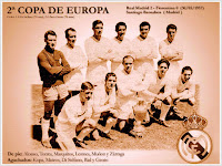 REAL MADRID C. F. - Madrid, España - Temporada 1956-57 - Juanito Alonso, Torres, Marquitos, Lesmes II, Muñoz y Zárraga; Kopa, Mateos, Di Stéfano, Rial y Gento - REAL MADRID 2 (Di Stéfano y Gento), FIORENTINA 0 - 30/05/1957 - Copa de Europa, final - Madrid, estadio Santiago Bernabeu - EL REAL MADRID GANA SU 2ª COPA DE EUROPA. Aquí están posando con la Copa