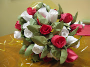 Este bouquet de rosas é feito com papel de seda, cada botão de rosa demora . (bouquet de rosas)