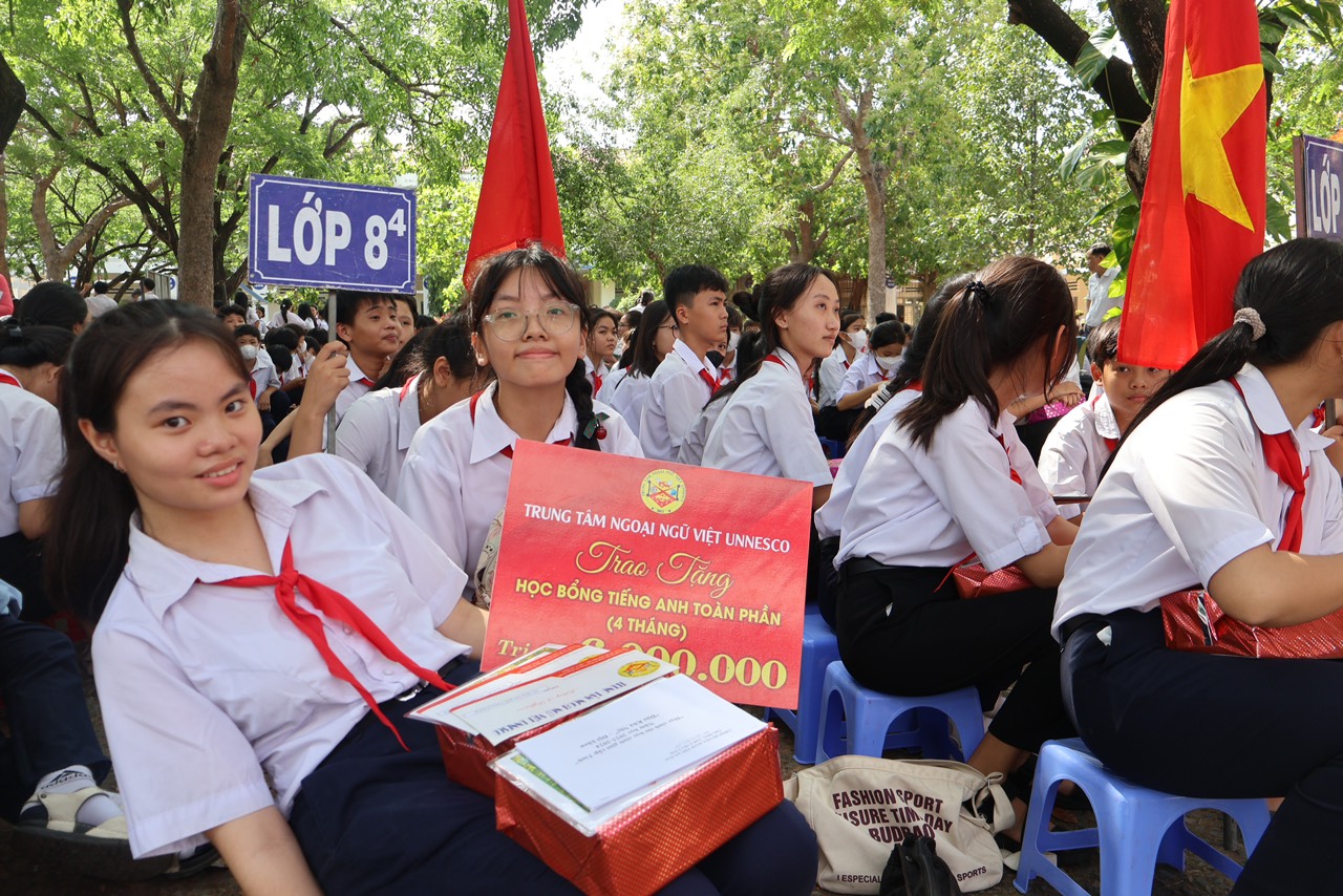 NGOẠI NGỮ VIỆT UNNESCO TẶNG HỌC BỔNG TIẾNG ANH NHÂN DỊP LỄ TỔNG KẾT NĂM HỌC 2023-2024