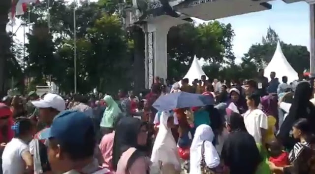 Live Report! Warga Antusias Sambut Kedatangan Presiden Jokowi di Kota Pematangsiantar