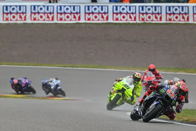 Fabio Quartararo (#20) en su Yamaha lidera a Fabio Di Giannantonio (#49) del equipo Pertamina Enduro VR46 en una curva del circuito de Sachsenring.