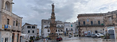 Ostuni, Plaza de la Libertad, Obelisco de Sant’Oronzo.