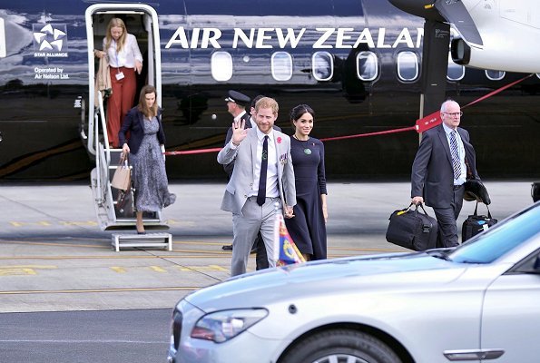 Duchess of Sussex wore Stella McCartney navy asymmetric crêpe dress. Kiri nathan Pounamu Kouma, carved by Jason Nathan