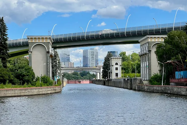 Москва-река, Карамышевское спрямление, шлюз № 9 канала имени Москвы, Новый Карамышевский мост, Карамышевский мост