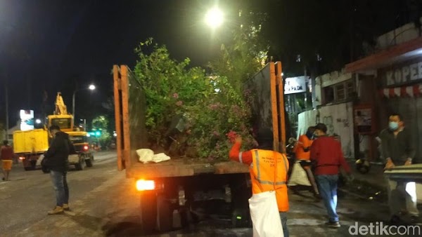 Puluhan Kendaraan Bersihkan Sisa-sisa Sampah Demo Anarkis di Surabaya