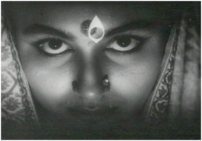 Devi 1960 directed by Satyajit Ray_BD Films Info ‘দেবী’ (১৯৬০) বিশ্বখ্যাত চলচ্চিত্র নির্মাতা সত্যজিৎ রায়ের একটি গুরুত্বপূর্ণ নির্মাণ। ‘অপু ট্রিলজি’ এবং ‘জলসা ঘর’ এর কাজ শেষ করার পরই তিনি ‘দেবী’ চলচ্চিত্র নির্মাণের কাজে হাত দেন। এটি ১৯৬০ সালে মুক্তি পায়। হিন্দু ধর্ম মতে দেবী হচ্ছে একটি সত্তা, যা স্বর্গীয়, ঐশ্বরিক, শ্রেষ্ঠত্বকে বুঝায়। এটি একটি স্ত্রীবাচক শব্দ যার পুরুষবাচক শব্দ হচ্ছে দেব। ‘দেবী’ চলচ্চিত্রে দেবী শব্দটি এই চলচ্চিত্রের অন্যতম প্রধান চরিত্র দয়াময়ী’কে বোঝাতে ব্যবহৃত হয়েছে। Devi (1960) directed by Satyajit Ray_BD Films Info                                        দেবী’র নন্দনতাত্ত্বিক বিশ্লেষণ    ভূমিকাঃ ‘দেবী’ (১৯৬০) বিশ্বখ্যাত চলচ্চিত্র নির্মাতা সত্যজিৎ রায়ের একটি গুরুত্বপূর্ণ নির্মাণ। ‘অপু ট্রিলজি’ এবং ‘জলসা ঘর’ এর কাজ শেষ করার পরই তিনি ‘দেবী’ চলচ্চিত্র নির্মাণের কাজে হাত দেন। এটি ১৯৬০ সালে মুক্তি পায়। হিন্দু ধর্ম মতে দেবী হচ্ছে একটি সত্তা, যা স্বর্গীয়, ঐশ্বরিক, শ্রেষ্ঠত্বকে বুঝায়। এটি একটি স্ত্রীবাচক শব্দ যার পুরুষবাচক শব্দ হচ্ছে দেব। ‘দেবী’ চলচ্চিত্রে দেবী শব্দটি এই চলচ্চিত্রের অন্যতম প্রধান চরিত্র দয়াময়ী’কে বোঝাতে ব্যবহৃত হয়েছে।    দেবী চলচ্চিত্রের সামাজিক, রাজনৈতিক ও ঐতিহাসিক পটভূমিঃ  ‘দেবী’ চলচ্চিত্রটির সেট নির্মাণ করা হয়েছে ১৮৬০ সালের তৎকালীন বাংলার জমিদারদের ধর্মান্ধতা, কুসংস্কার ও ধর্মের প্রতি অন্ধবিশ্বাস এবং সে সময়ে এরই প্রেক্ষিতে সামাজিক,রাজনৈতিক তথা ঐতিহাসিক পটভূমিকে কেন্দ্র করে। সে সময় এমন একটি সময় ছিল যখন সতীদাহ প্রথা তিন দশক হল বিলুপ্ত ঘোষণা করা হয়েছে মাত্র। অর্থাৎ, গভর্নর জেনারেল উইলিয়াম বেন্টিং ১৮২৯ সালে সতীদাহ প্রথা বিলুপ্ত ঘোষণা করেন।রাজা রামমোহন রায় এতে অনেক সহায়তা করেন। এবং সে সময়ে অর্থাৎ ১৯৫৬ সালে বিধবা বিবাহ আইন পাশ হয়। তৎকালীন সময়ে, হিন্দু সমাজ বিভিন্নভাবে বিভিন্ন দিক থেকে যেমন, শিক্ষা, ধর্ম, রাজনীতি, সমাজনীতি ইত্যাদি দিক থেকে পিছিয়ে পড়ছিল। তখন রাজা রামমোহন রায়, ঈশ্বরচন্দ্র বিদ্যাসাগরসহ এমন অনেক শিক্ষাবিদ, সমাজ সংস্কারক এবং ধর্ম সংস্কারক দের আবির্ভাব হয়। সে সময়ের সমাজে ধর্মান্ধতা, অন্ধ বিশ্বাস, কুসংস্কার ইত্যাদি বিরাজমান ছিল। তৎকালীন সমাজে তাঁদের মত সমাজসংস্কারক, ধর্ম-সংস্কারক, শিক্ষাবিদদের সহায়তায় সমাজের অশিক্ষিত, কুসংস্কারচ্ছন্ন সমাজের কিছু জনসাধারণ নতুন দিক নির্দেশনা পায়। কিন্তু এ সংস্কার আন্দোলন সবাই ততটা গ্রহণ করতে পারেনি। তাদের পিতা, পিতামহরা যেভাবে সংস্কার বা ধর্ম পালন করতেন, তারা ও সেভাবে পালন করতে থাকেন এতে অন্ধ বিশ্বাস ও কুসংস্কার  আর ও দানা বাঁধতে থাকে। ফলে তারা শিক্ষা ক্ষেত্রে পিছিয়ে পড়ে। সমাজের উচ্চবিত্তের কিছু অংশ কেবল শিক্ষা গ্রহন করতেন। যেমন- ‘দেবী’ চলচ্চিত্রে উমাপ্রসাদ তার পরিবারের কেবল একাই উচ্চ শিক্ষা গ্রহণ করার সুযোগ পেয়েছিলেন। তিনি ধর্মের প্রতি বিশ্বাস রাখতেন। তবে ধর্ম-সচেতন ছিলেন। উমাপ্রসাদ বলেছিলেন যে তার এবং তার পিতার মধ্যে বিদ্যের ব্যবধান এক যুগের। এতেই আমরা পরিস্কার হতে পারি যে সে সময়ে কতটা অন্ধ বিশ্বাস এবং কুসংস্কার বিরাজ করত এসব ধর্ম অসচেতন মানুষের মাঝে। ‘দেবী’ চলচ্চিত্রের সেট ১৮৬০ সালের। সে সময়ে ভারতে ভাইসরয় ছিলেন চার্লস জন ক্যানিং। তিনি ১৮৫৬ সালে ইস্ট ইন্ডিয়া কোম্পানীর গভর্নর জেনারেল হিসেবে দায়িত্ব নেন। ১৮৫৭ সালে সিপাহী বিদ্রোহ হলে ১৮৫৮ সালে বৃটিশ রানী ভিক্টোরিয়া নিজ হাতে ভারতীয় উপমহাদেশের শাসন ক্ষমতা নিয়ে নেন। এবং ১৮৫৮ সালে ভারতের প্রথম ভাইসরয় এর দায়িত্ব দেন চার্লস জন ক্যানিংকেই। তিনি ১৮৬২ পর্যন্ত দায়িত্ব পালন করেন। আলোচ্য ঘটনাগুলোর সাথে ‘দেবী’ চলচ্চিত্রের প্রত্যক্ষ কোনো সম্পর্ক না থাকলে ও ‘দেবী’ চলচ্চিত্রটি সে সময়ের রাজনৈতিক প্রেক্ষাপটকে ইঙ্গিত করে এতে কোনো সন্দেহ নেই। ১৭৯৩ সালে চিরস্থায়ী বন্দোবস্ত আইন প্রবর্তনের পর থেকে জমিদার শ্রেণী সমাজের মাথায় পরিণত হয়। এবং ১৮৫৭ সালে সিপাহী বিদ্রোহের পর জমিদাররা একচ্ছত্র অধিপতি হন। স্থানীয়ভাবে তিনিই সমাজের একচ্ছত্র শাসক। ফলে তার নিয়ম, নীতি, আইন বা কথার ওপর অন্য কারো কথা বলার অধিকার থাকত না। ‘দেবী’ চলচ্চিত্রে কালিকিঙ্কর একজন তৎকালীন জমিদার। সুতরাং, সমাজে তার কথা, আদেশই আইন যা সমাজের প্রজাদের মেনে চলতে হত। এর ওপর তাদের কোনো কথা বলার অধিকার ছিলনা। একইভাবে নারীদের ও অধিকার ছিলনা। শুধু তাই নয়, স্থানীয়ভাবে জমিদাররা সকল ক্ষমতার মালিক ছিলেন। সে ক্ষমতা তাদের অর্পণ করা হত রাজনৈতিকভাবে। এভাবেই তারা সকল ক্ষমতার অধিকারী হতেন। জমিদাররা যেসব সিদ্ধান্ত নিতেন সেটা ভালো হলে সমাজের জন্য মঙ্গল বয়ে অনত। অন্যদিকে ভুল সিদ্ধান্তের ফলে অমঙ্গলের খেসারৎ দিতে হত। কেননা, জমিদারদের কথার ওপর কারো কথা বলার অধিকার ছিলনা। তবে সে সময়ের জমিদারগণ বেশিরভাগই অশিক্ষিত ছিলেন। ইংরেজি জানতেন না, এছাড়া ধর্মের প্রতি অগাধ বিশ্বাস রাখতেন। এতে অন্ধ বিশ্বাস, ধর্মান্ধতা এবং কুসংস্কার সৃষ্টি হত। এছাড়া তারা ধর্ম সচেতন ছিলেন না।    ‘দেবী’ চলচ্চিত্রের প্লট বিভাজনঃ    গল্পের প্লটঃ    ‘দেবী’ চলচ্চিত্রটি সত্যজিৎ রায় প্রভাতকুমার মুখোপাধ্যায় রচিত ‘দেবী’ কাহিনী অবলম্বনে নির্মাণ করেছেন। যদিও প্রভাতকুমার মুখোপাধ্যায়ের ‘দেবী’ এবং সত্যজিৎ রায়ের নির্মিত ‘দেবী’র কিছু চরিত্র এবং ঘটনার অমিল রয়েছে তারপর ও উভয়ের মূল কাহিনী একই।  সত্যজিৎ রায়ের ‘দেবী’ চলচ্চিত্রটি মূলত একটি জমিদার বাড়ির পারিবারিক কাহিনী নিয়ে। যেখানে গুরুত্বপূর্ণ চরিত্রগুলো হচ্ছে জমিদার কালিকিঙ্কর, তার দুই পুত্র ও পুত্র বধূ ও সব চেয়ে বাড়ির আদরের একজন খোকা, কালিকিঙ্করের দৌহিত্র। যে কিনা তার কাকী দয়াময়ীর কাছে থাকতেই বেশি ভালবাসে। দয়াময়ী তার বৃদ্ধ শ্বশুর জমিদার কালিকিঙ্কর এর সেবা যত্ন করলেও বাড়ির বড় বউ হরসুন্দরী অন্যন্য কাজে সাহায্য করেন যদিও বাড়িতে চাকর বাকর রয়েছে। একদিন কালিকিঙ্কর স্বপ্নে দেখলেন যে তার ছোট বউমা কালী দেবী রূপে তার বাড়িতে অবস্থান করছেন তাদেরই সেবা যত্ন করছেন। পরে তাকে কালী দেবীর আসনে বসিয়ে পুজা করতে শুরু করেন। কালিকিঙ্করের বড় ছেলে তারাপ্রসাদও বাবার মতই বিশ্বাস করেছিলেন যে, দয়াময়ী সত্যি একজন অবতার।কারন, তিনিও তার বাবার কথার ওপর কথা বলতে পারতেন না।  এক সময় একটি মৃত ছেলেকে দয়াময়ীর সামনে তার চরণামৃত পান করালে ছেলেটি বেঁচে উঠে। এতে সমাজের সকল মানুষ আর ও তার ওপর বিশ্বাস করতে থাকে যে তিনি এক জন দেবী। যদিও দয়াময়ীর স্বামী উমাপ্রসাদ কখনোই তা বিশ্বাস করন নি। বরং তিনি তার স্ত্রীকে তার বাবার কুসংস্কার ও অন্ধ বিশ্বাসের হাত থেকে মুক্ত করতে চেয়েছিলেন। হরসুন্দরীর ছেলে খোকার অসুখ হলে তিনি দয়াময়ীর কাছে দিয়ে যান ছেলেকে যাতে সে সকালে তার ছেলেকে তার কাছে ফেরত দেয়। খোকা সকালে মারা গেলে দয়াময়ী নিজের ওপর বিশ্বাস হারিয়ে ফেলেন এবং মাঠের দিকে দৌড়াতে থাকেন এক সময় মিলিয়ে যায়। তার স্বামী উমাপ্রসাদ তাকে বাঁচাতে কলকাতা থেকে এসেছিল বটে কিন্তু ব্যর্থ হন।        সত্যজিৎ রায়ের ‘দেবী’ চলচ্চিত্রের প্লট বিভাজন নিম্নে দেয়া হলঃ  ১। দুর্গা পূজা উদযাপন ও বিসর্জন    ‘দেবী চলচ্চিত্র শুরু হয় জমিদার বাড়ি ও সমাজের সকলের দুর্গা পূজা উদযাপন ও নদীতে বিসর্জনের মধ্য দিয়ে। দেখা যায় বাড়ির বাইরে, জমিদার কালিকিঙ্কর এর পরিবার ও সমাজের মানুষজনকে নিয়ে পূজা করছেন, পাঁঠা বলী দিচ্ছেন খুব ধূমধাম করে আনন্দের সাথে দুর্গা পূজা নদীতে বিসর্জন দিচ্ছেন।    Devi 1960 directed by Satyajit Ray_BD Films Info  Devi (1960)  Devi 1960 directed by Satyajit Ray_BD Films Info  Devi (1960)                                                     দুর্গা পূজা উদযাপন                                      দুর্গা পূজা নদীতে বিসর্জন                                                                                                                        Devi 1960 directed by Satyajit Ray_BD Films Info  Devi (1960)  স্বামী উমাপ্রসাদ ও স্ত্রী দয়াময়ী      Devi 1960 directed by Satyajit Ray_BD Films Info  Devi (1960)  দয়াময়ী টিয়ের যত্ন নিচ্ছেন      Devi 1960 directed by Satyajit Ray_BD Films Info  Devi (1960)  দয়াময়ী খোকাকে গল্প শোনাচ্ছেন    ২। পরিবারের প্রতি দয়াময়ীর সেবা যত্ন ও ভালবাসা    বাড়ির ছোট বউ দয়াময়ী। তিনি পরিবারের সবাইকে যেমন ভালবাসেন তেমন (জীবজন্তু) টিয়া পাখির সেবা যত্ন কম করেন না। শ্বশুর জমিদার কালিকিঙ্কর এর সেবা যত্ন করেন, পরিবারের সবচেয়ে আদরের একজন খোকার যত্ন করেন, লুকিয়ে রাখা জিনিস তাকে খাওয়ান, রাতে নিয়ে গল্প শোনান তাকে। হরসুন্দরীর কাছে রাতে থাকতে চাইনা খোকা তাই তাকে প্রতি রাতে দয়াময়ীর কাছে রেখে যান। হরসুন্দরী ও তার স্বামী তারাপ্রসাদ যদিও চান না দয়াময়ীর কাছে তাকে রেখে কষ্ট দেয়া তারপর ও দয়াময়ী এটা  স্বাচ্ছন্দে করতেই ভালবাসেন। এক কথায় দয়াময়ী বাড়িকে যেমন ভালবাসায় সিক্ত রাখেন তার স্বামী উমাপ্রসাদকে ও নিজের কাছে ভালবাসায় আটকে রাখতে চান। যদিও উমাপ্রসাদ তার পড়ালেখার পাশাপাশি সময় দেন তার স্ত্রীকে।       Devi 1960 directed by Satyajit Ray_BD Films Info  Devi (1960)  Devi 1960 directed by Satyajit Ray_BD Films Info  Devi (1960)                              দেবী কালীর প্রতিকী                                     স্বপ্নে  কালীরূপে দয়াময়ী         ৩। স্বপ্নাদেশে কালীরূপে দয়াময়ী    জমিদার কালিকিঙ্কর দয়াময়ীর সেবা যত্নে খুব সন্তুষ্ট। এমন ও বলেন যে এমন মা ক’জনের আছে যে মা বলার সাথে সাথে মা কাছে এসে দেখা দেয়। একদিন রাতে কালিকিঙ্কর স্বপ্নাদেশে দেখলেন দয়াময়ী স্বয়ং কালীরূপে তার ঘরে অবস্থান করছেন।  তিনি দয়াময়ীর পায়ে পড়লেন, সাথে বড় ছেলে তারাপ্রসাদকেও বললেন। তাদের কোন অপরাধ থাকলে ক্ষমা করে দেয়। দয়াময়ী কিছু বলতে পারলেন না কালিকিঙ্কর এর কথার ওপর। কালিকিঙ্কর বললেন যে মা দয়াময়ী স্বয়ং অবতার ।    Devi 1960 directed by Satyajit Ray_BD Films Info  Devi (1960)  দয়াময়ীকে কালী দেবীরূপে পূজার্চনা করা হচ্ছে    ৪। দয়াময়ীকে দেবীরূপে পূজার্চনা    ছোট বউমা দয়াময়ীকে কালীর জায়গায় স্থান দিয়ে জমিদারসহ সমাজের সকলে তার পূজার্চনা শুরু করেন। দয়াময়ীর কন্ঠে কোনো ভাষা নেই। কেননা, তিনি তার শ্বশুরের কথার ওপর কোন কথা বলতে পারবেন না। এমন অধিকার তার নেই।    ৫। দয়াময়ীর থাকার ঘর পরিবর্তন ও বঞ্চনা    দয়াময়ীকে অবতার হিসেবে পূজা করার পর তার থাকার ঘর পরিবর্তন করা হয়। প্রথমে তার ঘর উপরের তলায় থাকলেও পরে তা নিচ তলায় করা হয়। এখন তিনি তার পরিবারের সেবা যত্ন নিতে পারবেন না। খোকার যত্ন নিতে পারবেন না। টিয়া পাখিকে খেতে দিতে পারবেন না। কারণ, তিনি অবতার। অবতারদের এসব করতে দেয়া যাবে না। পরে যদি অমঙ্গল হয়। এখন একা একা দয়াময়ীকে নিচের ঘরে থাকতে হয়। দেখুশুনার জন্য চাকর রয়েছে। এখন তিনি সবার কাছ থেকেই বঞ্চিত হচ্ছেন। তার পরিবার, স্বামী, খোকা, সবার কাছ থেকে বঞ্চিত হচ্ছেন।    ৬। উমাপ্রসাদের বাড়ি ফেরত  এত সব কান্ড হয়ে গেল। উমাপ্রসাদ কিছুই জানেন না। দয়াময়ী হরসুন্দরীকে একটা চিঠি লিখতে বললেন তার স্বামীকে। উমাপ্রসাদ কোলকাতায় পড়ালেখা করার উদ্দেশ্যে সেখানেই থাকেন। বন্ধুর সাথে সেখানে সব কছু শেয়ার করেন। তার বন্ধু বিধবা এক মহিলাকে বিয়ে করতে ইচ্ছুক। কিন্তু উমাপ্রসাদের সাহায্যের প্রয়োজন। উমা প্রসাদ ও রাজি। গল্প করে করে এসে রাতে হোস্টেলে এসে দেখলেন চিঠি এসেছে বাড়ি থেকে। তার ডাক পড়েছে।। তিন বেরিয়ে পড়লেন বাড়ির উদ্দেশ্যে। দেখলেন দয়াময়ীকে কালীর জায়গায় স্থান দিয়ে সবাই পূজা করছে। তিনি অবাক হলেন। তার বাবার সাথে বিরোধ করে বসলেন এ নিয়ে যে, দয়াময়ী অবতার হতে পারেনা। তার বাবা পাগল হয়ে গেছে। কিন্তু কালিকিঙ্কর সাহেব নিজেবে পাগল বলতে ও নারাজ কারণ, তিনি স্বয়ং স্বপ্নে এমন সংবাদ পেয়েছেন।    Devi 1960 directed by Satyajit Ray_BD Films Info  Devi (1960)  নিবারণ তার মৃত নাতিকে নিয়ে দয়াময়ীর নিকট যাচ্ছে     ৭। দয়াময়ীকে দেবীত্বে প্রতিষ্ঠা    নিবারণ নামের একজন তার মৃত নাতিকে নিয়ে এসেছেন দেবী দয়াময়ীর কাছে। যাতে তিনি তার নাতিকে জীবিত ও সুস্থ করে দেন। ছেলেকে চরণামৃত পান করার পর ছেলেটা বেঁচে যায়। এতে সবাই আর ও বেশি বিশ্বাস করতে লাগলো যে দয়াময়ী অবতার।  কালিকিঙ্কর তার ছেলে উমাপ্রসাদকে প্রমাণ দিয়ে দিলেন যে দয়াময়ী দেবী রূপে তার ঘরে এসেছেন। দয়াময়ীকে দেবীত্বে প্রতিষ্ঠা করা হল। এরপর আশেপাশের অনেক গ্রাম থেকে মানুষ আসে তার কাছে রোগ সারাতে। তাকে পূজা করতে।       ৮। দয়াকে নিয়ে পালানোর ব্যর্থ প্রচেষ্টা    উমাপ্রসাদ তার বাবার কথাকে বিশ্বাস করলেন না। তিনি তার স্ত্রী দয়াময়ীকে স্বীকার করতে বললেন যে, সে দেবী নয়। দয়াময়ী প্রথমে স্বীকার করলেন তিনি দেবী নন। তার ওপর জোর করে চাপানো হয়েছে। তাই দয়াময়ীকে বাঁচাতে বা মুক্ত করতে উমাপ্রসাদ সিদ্ধান্ত নিলেন তাকে নিয়ে পশ্চিমের কোথাও পালিয়ে যাবেন। রাতে দু জনে পালানোর চেষ্টা করলেন । কিন্তু দয়াময়ী ডাঙ্গা নদীতে দুর্গার স্কাল্পচার (স্কেলেটন) দেখে ভয় পেলেন। বললেন যদি কোন অমঙ্গল হয়। তাই তিনি রাজি হলেন না। দুজনে বাড়ি ফিরে গেলেন। দয়াকে নিয়ে পালানো হলনা।    ৯। খোকার মৃত্যু    উমাপ্রসাদ কলকাতা চলে যাবার পর খোকার ভীষণ অসুখ হল। হরসুন্দরী দয়াময়ীকে দেবী হিসেবে বিশ্বাস করেন নি। তাই প্রথমে তার কাছে তার ছেলেকে নিয়ে যান নি। তারাপ্রসাদ খোকার অসুখের কথা জানতে পারলে তার বাবাকে গিয়ে বলেন। এভাবে তারা অসুস্থ খোকাকে দেবী দয়াময়ীর কাছে নিয়ে আসেন তাকে,  যেন তিনি তাকে সুস্থ করে দেন। হরসুন্দরী বলেন, ‘ হ্যাঁ রে ছোট বউ, তুই কি সত্যি অবতার?’ দয়াময়ী কিছু বলেন না। হরসুন্দরী বলেন আমি নিয়ে আসতে চাইনি। দয়াময়ী বলেন আজ রাতটা আমার কাছে থাক। কাল ফিরিয়ে দিবি ত বলে হরসুন্দরী তার কাছ থেকে স্বীকারুক্তি নেন। দয়াময়ী হরসুন্দরীকে সকালে তার ছেলেকে ফিরিয়ে দেয়ার কথা দিলেন। সকালে খোকা মারা যায় দয়াময়ীর হাতে। দয়াময়ী তাকে ভালো করতে পারেন নি। দয়াময়ী পাগলপ্রায় হয়ে যান। কেননা তিনি হরসুন্দরীকে কথা দিয়েছিলেন যে তার ছেলেকে তিনি সুস্থ অবস্থায় ফিরিয়ে দিবেন। কিন্তু তিনি ফিরিয়ে দিতে ব্যর্থ হন।          Devi 1960 directed by Satyajit Ray_BD Films Info  Devi (1960)  খোকার মৃত্যুতে উমাপ্রসাদ ও কালিকিঙ্কর এর মনোভাব    ১০। বাসায় উমাপ্রসাদের ব্যর্থ আগমন    কলেজের শিক্ষক এর সাথে উমাপ্রসাদ এর আলাপ হয়। তিনি তাঁকে ব্যপারটা খুলে বলেন। ১৭ বছর বয়সের একটি মেয়ের ওপর এসব চাপিয়ে দেয়ে হয়েছে। দয়াময়ী নিজে ও স্বীকার করেন না যে, তিনি অবতার। আর যে মানুষটা তার ওপর এসব চাপিয়ে দিয়েছেন তার কথার ওপর দয়াময়ীর কোনো কথা বলার শক্তি, সাহস নাই। শিক্ষক উমাপ্রসাদকে লক্ষ্য করে বললেন, ‘ তিনি নিজে ১৯ বছর বয়সে ধর্ম পরিবর্তন করেন। তার সংস্কারের সাথে তার পিতৃদেব এর সংস্কারের মিল ছিলনা তাই তিনি প্রতিরোধ গড়ে তোলেন শক্তি, সাহস, বুদ্ধি, বিবেক, চেতনা দিয়ে। দয়াময়ীর না হয় শক্তি, সাহস নাই। কিন্তু তোমার ত আছে কেন তুমি প্রতিরোধ করতে পারছ না?’ এমন আলাপের পর উমাপ্রসাদ দয়াময়ীকে মুক্ত করতে বাসা আসেন। কিন্তু দেখলেন খোকা মারা গেছে। তবু ও তিনি তার বাবার ওপর দায় চাপালেন। এই দিকে দয়াময়ী পাগলপ্রায় হয়ে গেছেন। তিনি নিজের ওপর ও আত্নবিশ্বাস হারিয়ে ফেলেছেন। আর সে জন্যই তিনি কালীর মত সেজে মাঠের দিকে পালাতে থাকেন এবং মিলিয়ে যান। উমাপ্রসাদ এসেছিলেন দয়াময়ীকে তার বাবার অন্ধ বিশ্বাস থেকে মুক্ত করতে তিনি প্রতিরোধ করতে এসেছিলেন বাড়িতে। কিন্তু ব্যর্থ হলেন।    Devi 1960 directed by Satyajit Ray_BD Films Info  Devi (1960)  Devi 1960 directed by Satyajit Ray_BD Films Info  Devi (1960)                   দয়াময়ী কালীর সাজে                                দয়াময়ী মাঠে মিলিয়া যায়                                                          ভিজ্যুয়াল উপাদানের ব্যবহার ও অন্তর্নিহিত অর্থ    ‘দেবী’ চলচ্চিত্রে সত্যজিৎ রায় যে ভিজ্যুয়াল ইমেজ ব্যবহার করেছেন তা ১৮৬০ সালের সেটকে নির্দেশ করে। যদিও তিনি এটা ১৯৬০ সালে পরিচালনা করেন। ১৮৬০ সালের একটি জমিদার বাড়িকে ঘিরে সমাজে জমিদারদের ক্ষমতা, জমিদারদের কথার ওপর তখন কেউ কোনো কথা বলতে পারত না, শিক্ষিত ও ইংরেজি শেখা ব্যক্তিরা ও প্রতিরোধ গড়তে পারত না, জমিদারদের ধর্মান্ধতা, কুসংস্কারের বিরুদ্ধে রুখে দাঁড়াতে পারত না এসব বিষয়কে ‘দেবী’ চলচ্চিত্রে সত্যজিৎ রায় ফুটিয়ে তুলেছেন। প্রতক্ষভাবে চলচ্চিত্রটি পারিবারিকভাবে ঘটে যাওয়া বিষয়কে নিয়ে হলে ও পরোক্ষভাবে এটি গভীরভাবে তৎকালীন বাংলায় রাজনৈতিকভাবে ঘটে যাওয়া বিষয় বস্তুকে ইঙ্গিত করে। সে সময়ে নারীদের মুক্তির কোন চিন্তা ছিলনা। আতদের অধিকার ছিলনা। ‘দেবী’ চলচ্চিত্রে ও একই বিষয় লক্ষ্য করা যায়। জমিদার কালিকিঙ্কর এর কথার ওপর কেউ কোন কথা বলতে পারেনি। যেমন তিনি বললেন, স্বপ্নে তিনি দয়াময়ীকে কালীরূপে দেখেছেন। এর মানে তিনি ধরে নিয়েছেন যে, তার ছোট বউমা সত্যি অবতার। কিন্তু বাস্তবতা হচ্ছে, ভারত বর্ষে কোন নারী অবতার নেই। সুতরাং দয়াময়ী ও কোন অবতার হতে পারেনা। কিন্তু সত্যজিৎ রায় নারী চরিত্রটিকে বেছে নিলেন মূলত সে সময়ের জমিদারদের কুসংস্কারে ডুবে থাকার বিষয়টি ফুটিয়ে তোলার লক্ষ্যে। সত্যজিৎ রায় ফিল্মের প্রথম সেকুয়েন্সেই পূজা উদযাপনের ইমেজ দেখিয়েছেন। তার মানে পরিবারটি অতীব ধর্ম বিশ্বাসী। ধর্মাচার করে এমন একটি পরিবারকে তিনি দেখাবেন। যেখানে পরিবারের মূলে একজন খুব গুরুত্বপূর্ণ চরিত্র কালিকিঙ্কর সাহেব। তিনি তৎকালীন একজন জমিদার। আগেই বলেছি সে সময়ে জমিদারদের অনেক ক্ষমতা ছিল এবং তাদের আদেশ, কথাই ছিল সমাজের আইন। সুতরাং এটা মানতে সবাই বাধ্য। দ্বিতীয় কথা হছে ধর্ম। সে সময়ে সমাজের মানুষ ধর্মের প্রতি খুব সহানুভূতিশীল ছিলেন। ধর্ম বিষয়ক কোন আচার না পালন করলে তাদের অমঙ্গল হবে। এমন ভাবনা তদের ছিল। তারা এসবকে খুব ভয় পেতেন। কিন্তু সত্য খোঁজার কখনো চেষ্টা করেননি। সমাজে শিক্ষিত কেউ একজন যখন এসব কুসংস্কার প্রতিরোধ করার চেষ্টা করেন কিন্তু একার পক্ষে সম্ভব হয়না। সত্যজিৎ রায় এ বিষোয়গুলো ‘দেবী’ চলচ্চিত্রে পরোক্ষভাবে ইঙ্গিত করেছেন।  সত্যজিৎ রায়  ইমেজের পাশাপাশি প্রাসঙ্গিক শব্দের ব্যবহার করেছেন। আমরা তার এ চলচ্চিত্রের স্বপ্নের শটটি বিশ্লেষণ করলে বুঝতে পারব। যেমন, এ শটে স্বপ্নে অলৌকিকভাবে কালী দেবীর ইমেজের সাথে যে শব্দ ব্যবহার করেছেন তা ইমেজকে অধিকতর প্রাসঙ্গিক করে তুলেছে। যা জমিদার এর কাছে দৃঢ় বিশ্বাস হয়েছে সত্যি এটা একটি অলৌকিক স্বপ্ন যার মাধ্যমে তিনি ধরে নিয়েছেন দয়াময়ী স্বয়ং অবতার হিসেবে তার ঘরে এসেছেন। বিষয়টিকে আরও প্রাসঙ্গিক করে তুলতে সত্যজিৎ রায় দেখিয়েছেন মৃত ছেলে দেবী দয়াময়ীর চরণামৃত পান করার ফলে বেঁচে ওঠে। এর মাধ্যমে জমিদার সবার মাঝে আরও বেশি বিশ্বাস ছড়াতে সক্ষম হন। আর সমাজে অশিক্ষিত ও কুসংস্কারচ্ছন্ন মানুষরা বিশ্বাস না করে পারেনা। কারন এটি স্বয়ং তাদের সমাজের প্রভু কালিকিঙ্কর বলেছেন। সুতরাং অবিশ্বাস না করলে অমঙ্গল হতে পারে। এ ভয়ে তারা দলে দলে এসে দয়াময়ীর পূজা করে। তাছাড়া জমিদারের কথা ফেলে দেয়া যায়না। তার কথার ওপর কোন কথা বলা যায়না। আলোচ্য চলচ্চিত্রে, একটি ছেলে বাঁচিয়ে সত্যজিৎ রায় সবার মাঝে বিশ্বাস জন্মাতে সাহায্য করেছেন যে দয়াময়ী অবতার। কিন্তু অন্য একটি ছেলে খোকাকে মেরে তিনি সবার ভুল ভাঙতে সাহায্য করেছেন যে, দয়াময়ী অবতার নয়। সুতরাং এ দুটি ইমেজ এর ব্যবহার ফিল্মে খুব গুরুত্বপূর্ণ প্রভাব রাখে।     রেফারেন্স  বিশ্ব কবি রবীন্দ্রনাথ ঠাকুর ‘দেবী’ গল্পের অখ্যানভাগ বিশিষ্ট কথা সাহিত্যিক প্রভাতকুমার মুখোপাধ্যায় কে দান করেছিলেন। বিখ্যাত চলচ্চিত্র নির্মাতা সত্যজিৎ রায় প্রভাতকুমার মুখোপাধ্যায় রচিত ‘দেবী’ কাহিনী অবলম্বনে তার ‘দেবী’ চলচ্চিত্রটি পরিচালনা করেন। Read More